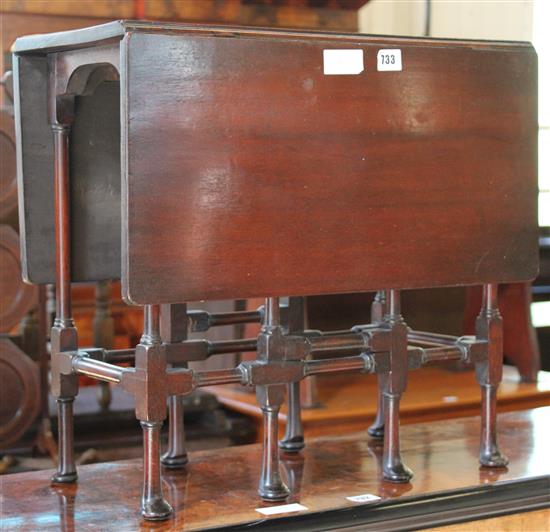 Small mahogany Sutherland table